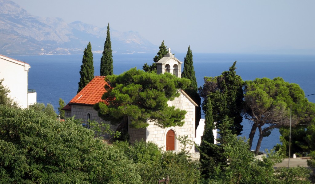 Die Kirche in Marusici liegt oberhalb der Küstenstrasse.