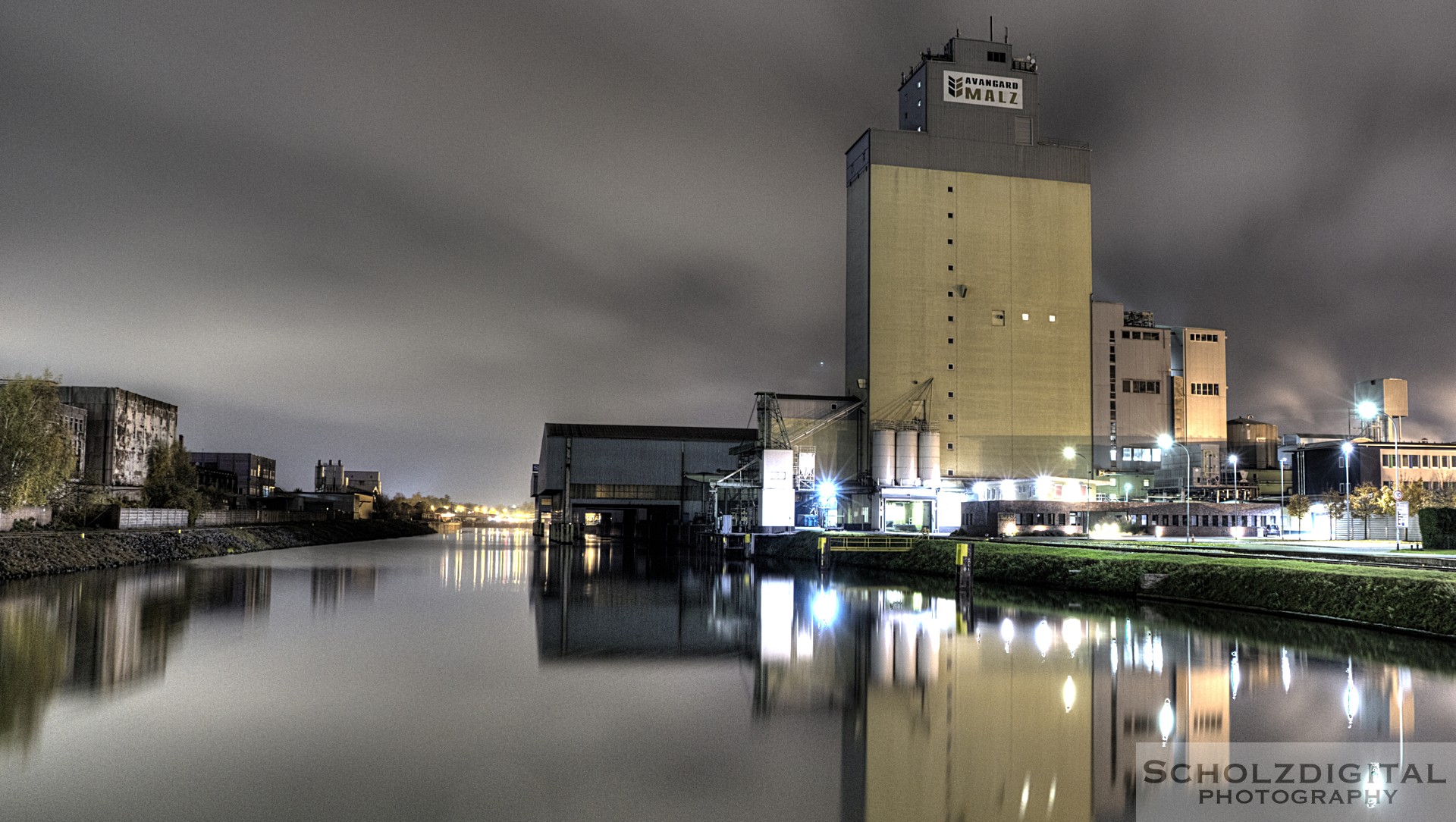 HDR Nachtaufnahme Stadthafen Gelsenkirchen