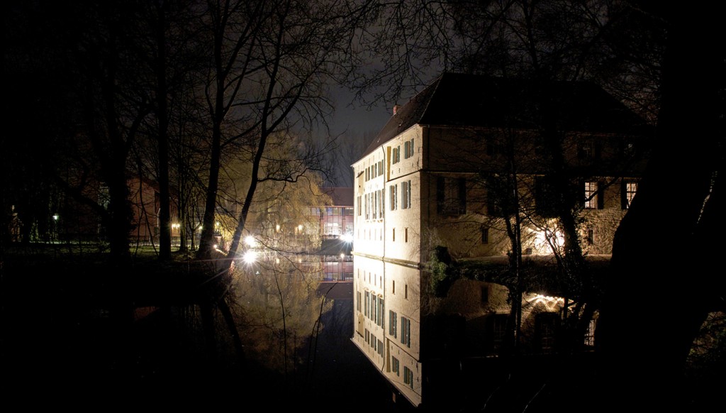 Nachtaufnahme der Wasserburg Lüttinghof in Gelsenkirchen