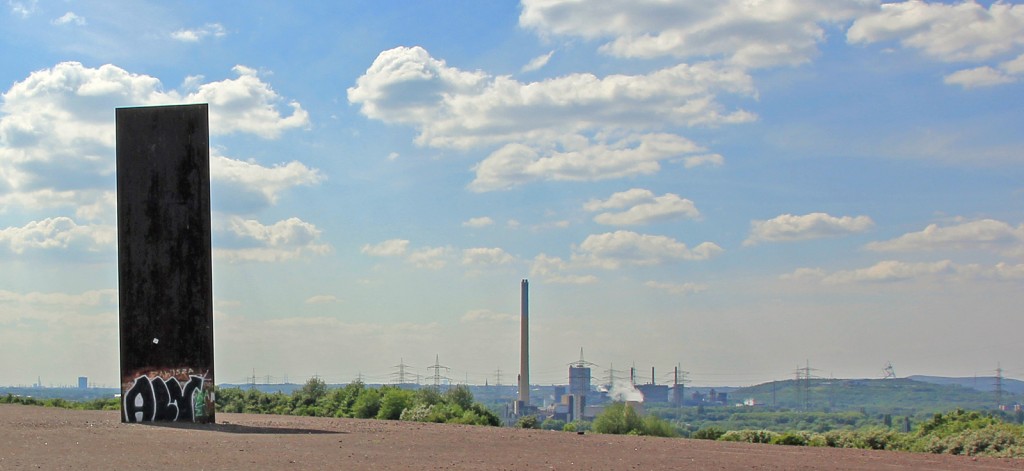 Schurenbachhalde mit Blick übers Rührgebiet. Rechts im Bild ist das Tetraeder zu erkennen.