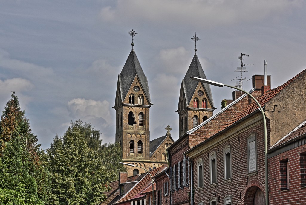 Beschädigter Kirchturm in einer verlassenen Stadt