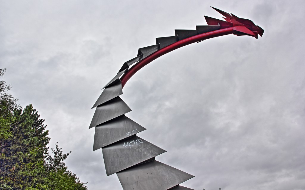 Stahldrache am Südeingang zur Haldenlandschaft