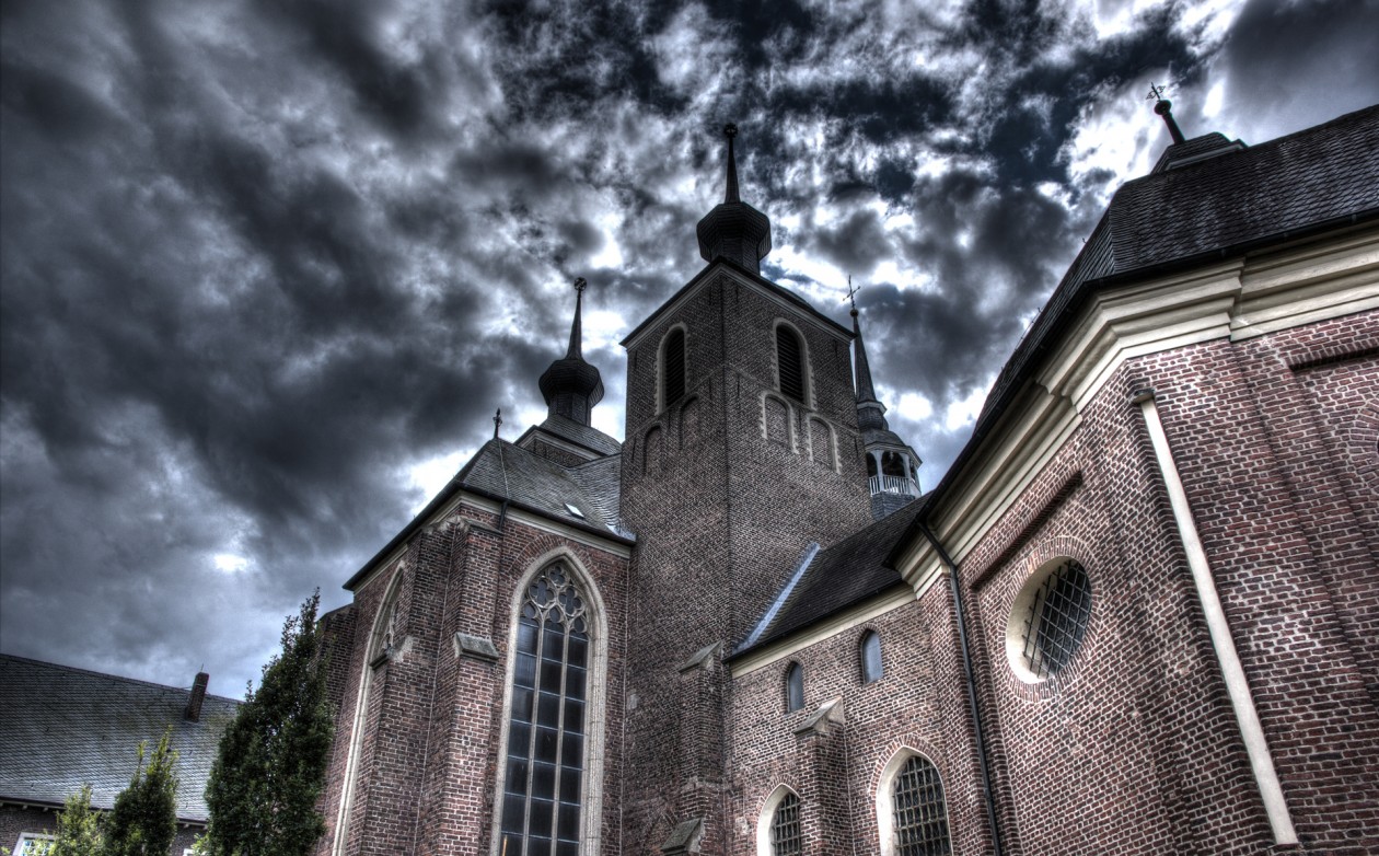 Blick vom Kräutergarten auf die Abteikirche im Kloster