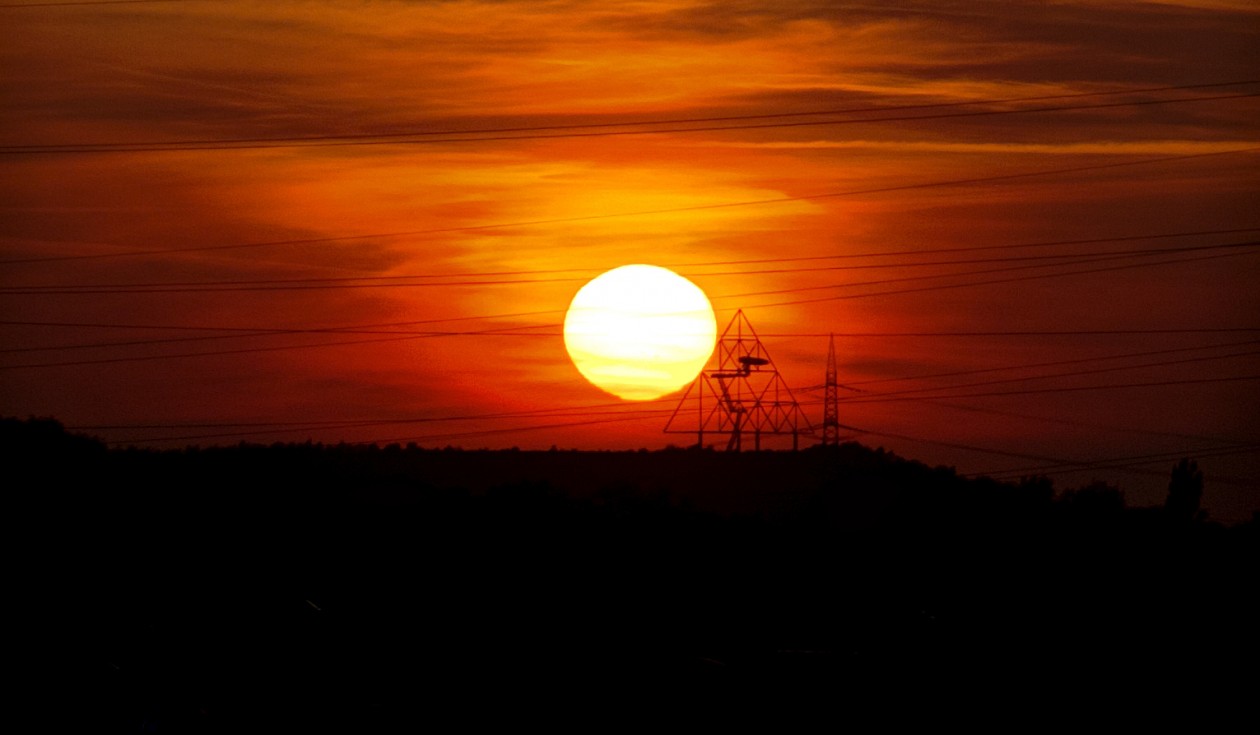 Sonnenuntergang mit Blick auf das Tetraeder in Bottrop