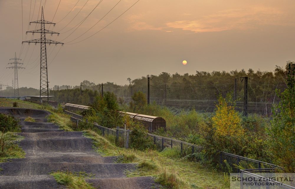 HDR Sonnenaufgang auf einem Hügel an der Skateanlage - Scholzdigital
