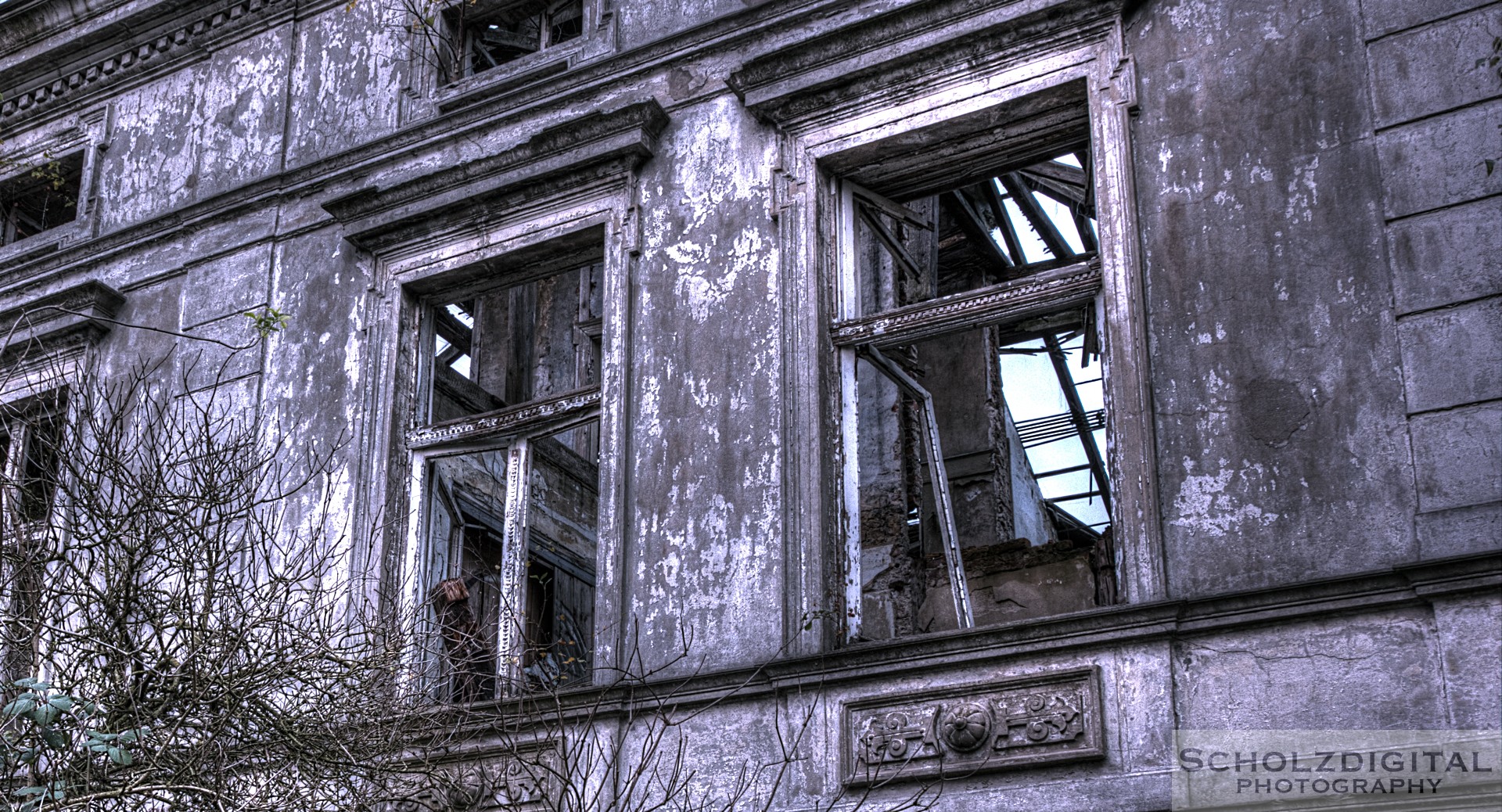 Fenster eines alten verlassenen Gebäudes