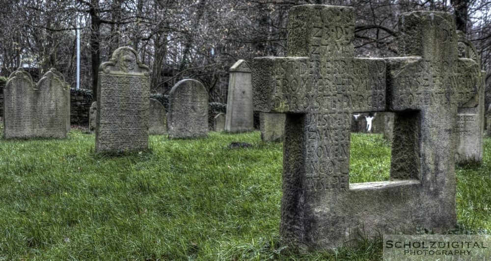 Auf dem möglicherweise ältesten Totenhof im Ruhrgebiet finden sich Grabsteine aus dem 9. Jahrhundert. In der Kirche werden ein merowingischer Grabstein und zwei karolingische Grabsteine aufbewahrt.