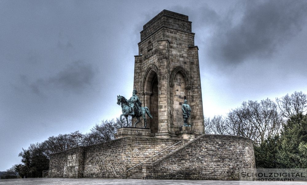 Kaiser Wilhelm I. Denkmal mit Nebenstandbildern von Otto von Bismarck und Graf von Moltke