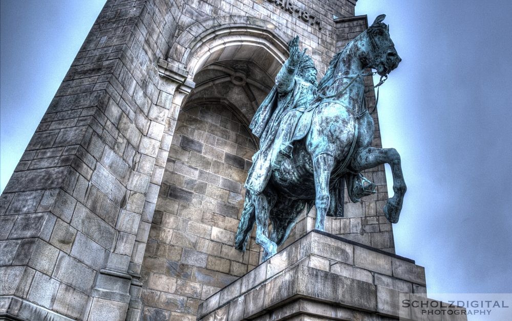 Kaiser Wilhelm I. Denkmal mit Nebenstandbildern von Otto von Bismarck und Graf von Moltke