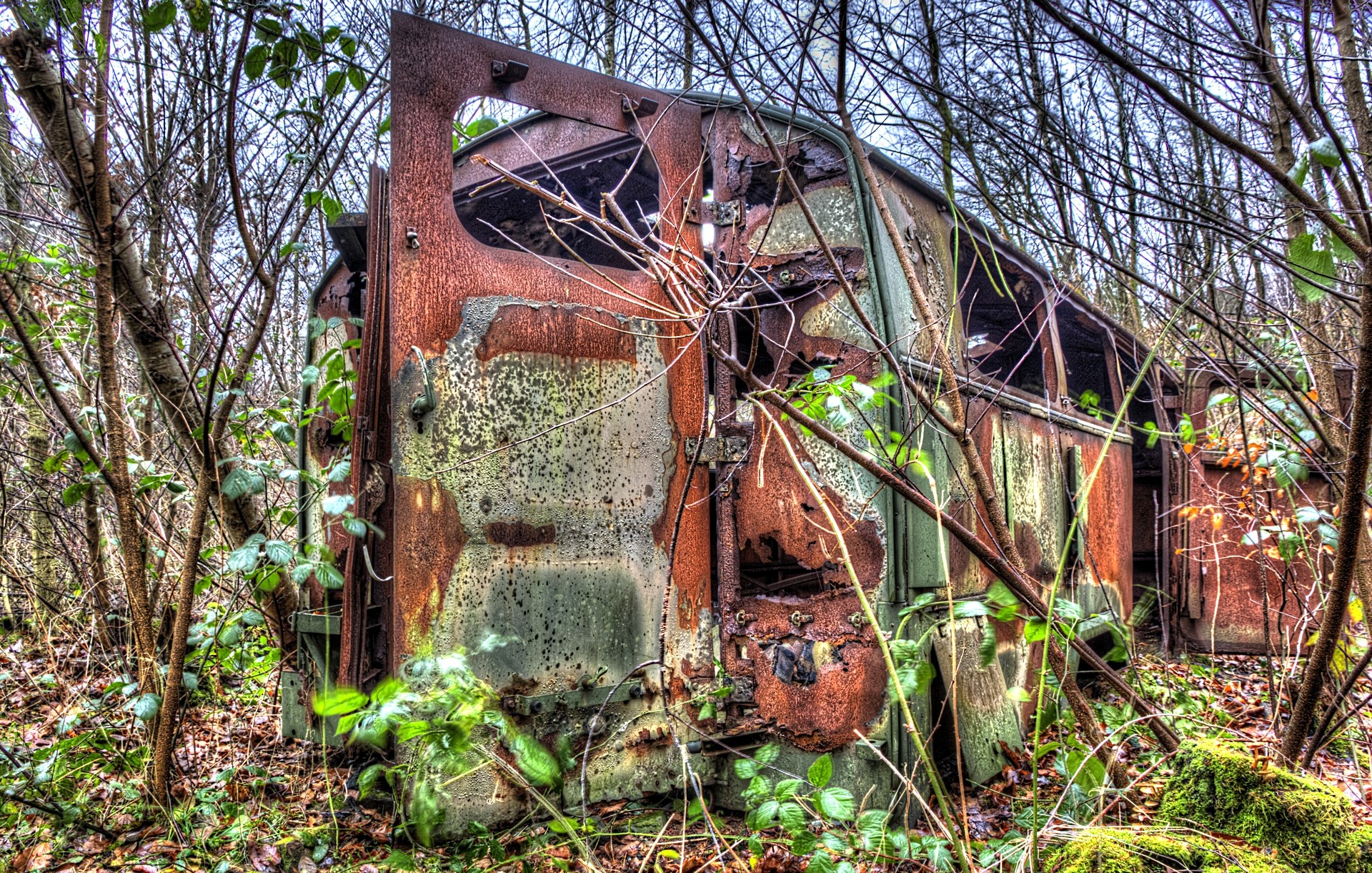 HDR Aufnahmen Lost Place Fahrzeugwrack