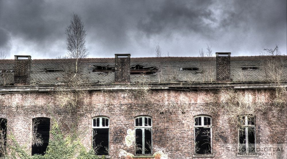 Eingestürztes Dach der aufgegebenen Kaserne