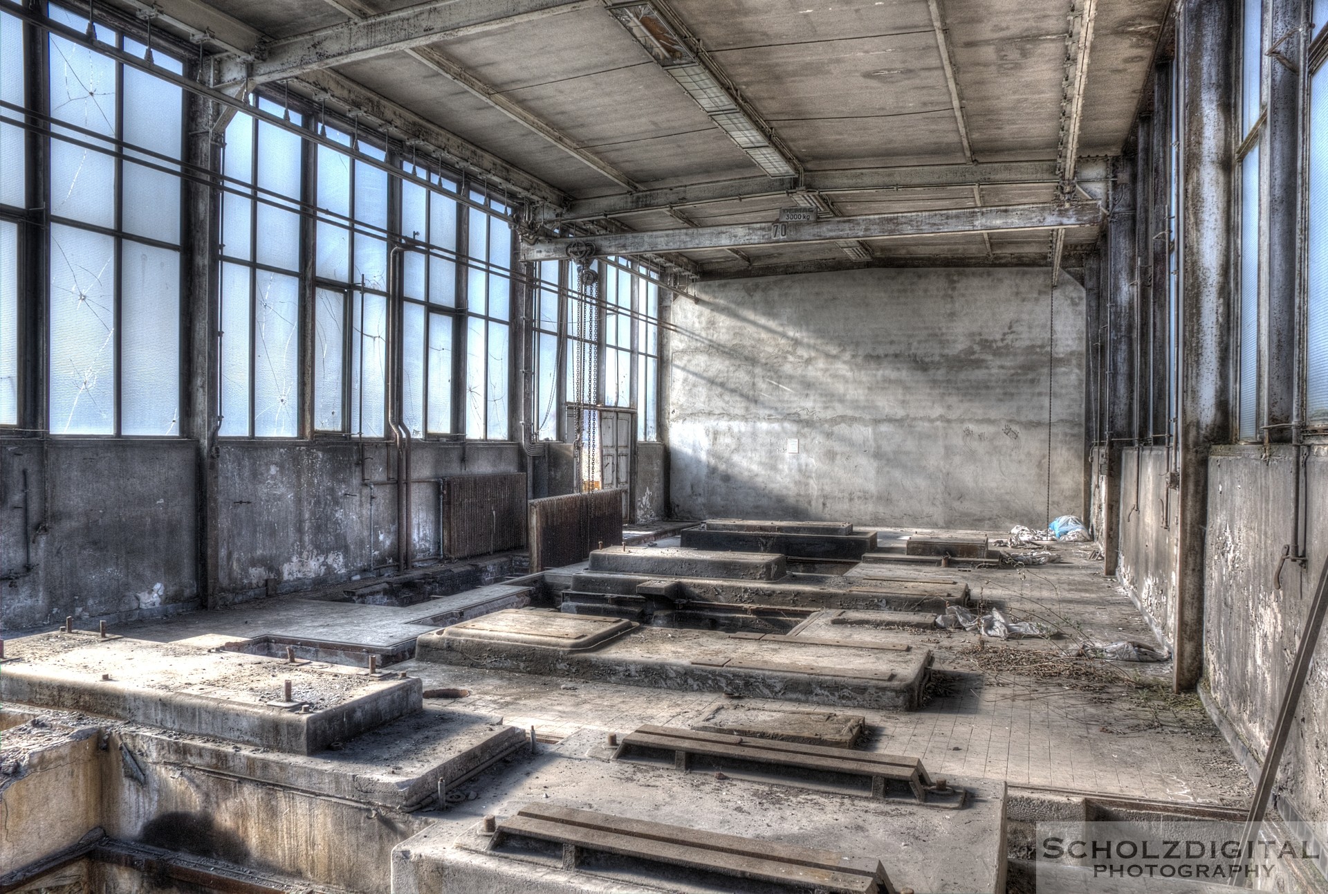 Lost Place - HDR Aufnahme einer verlassenen Halle im Ruhrgebiet