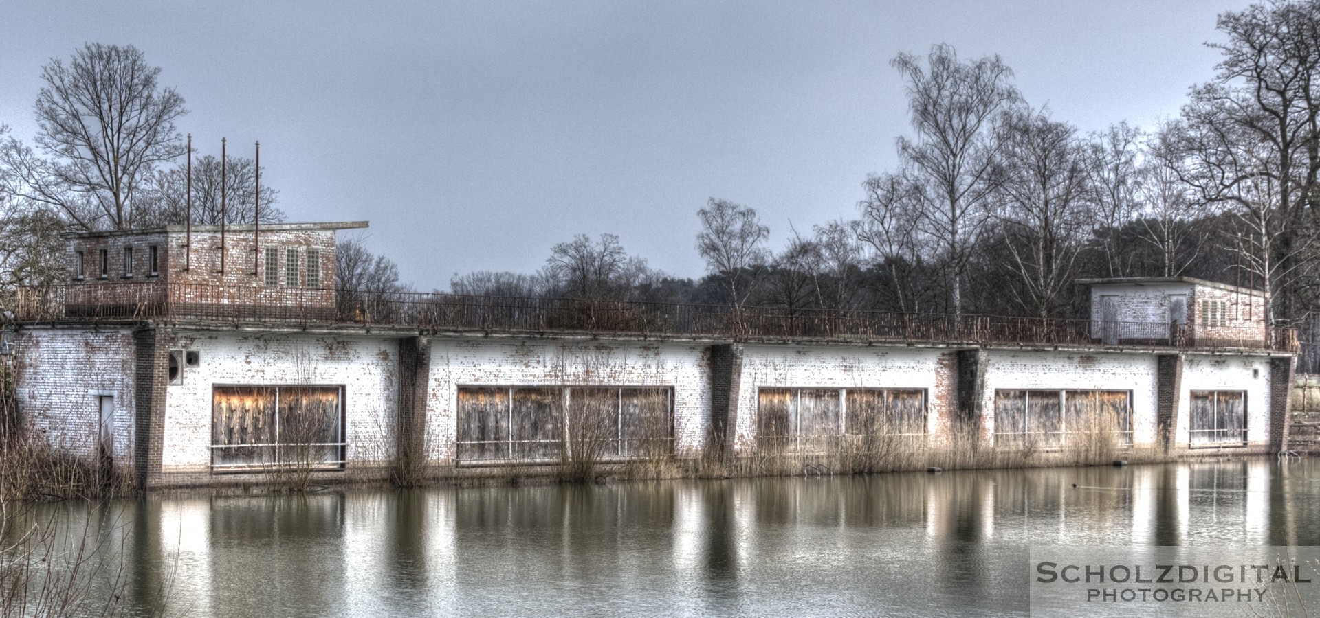 Aussenaufnahme / verlassenes Schwimmbad