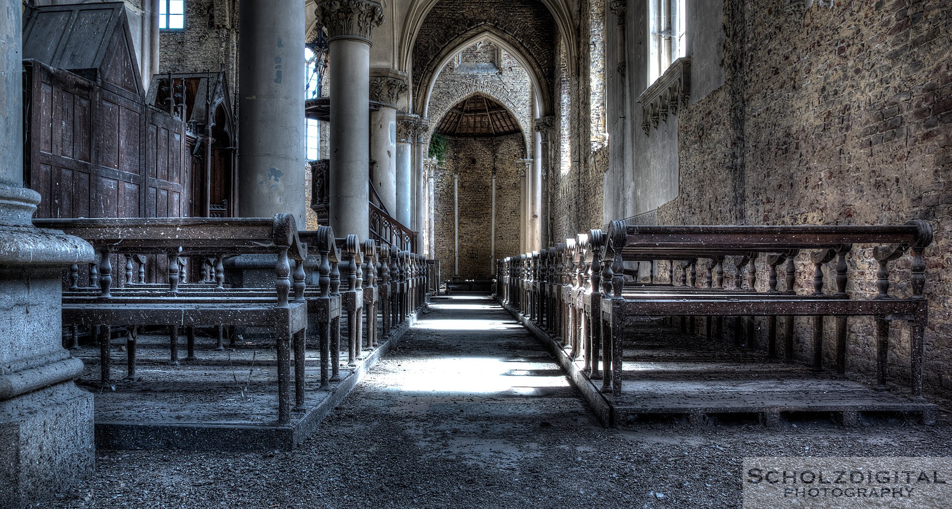 Sitzbänke in einer verlassenen Kirche
