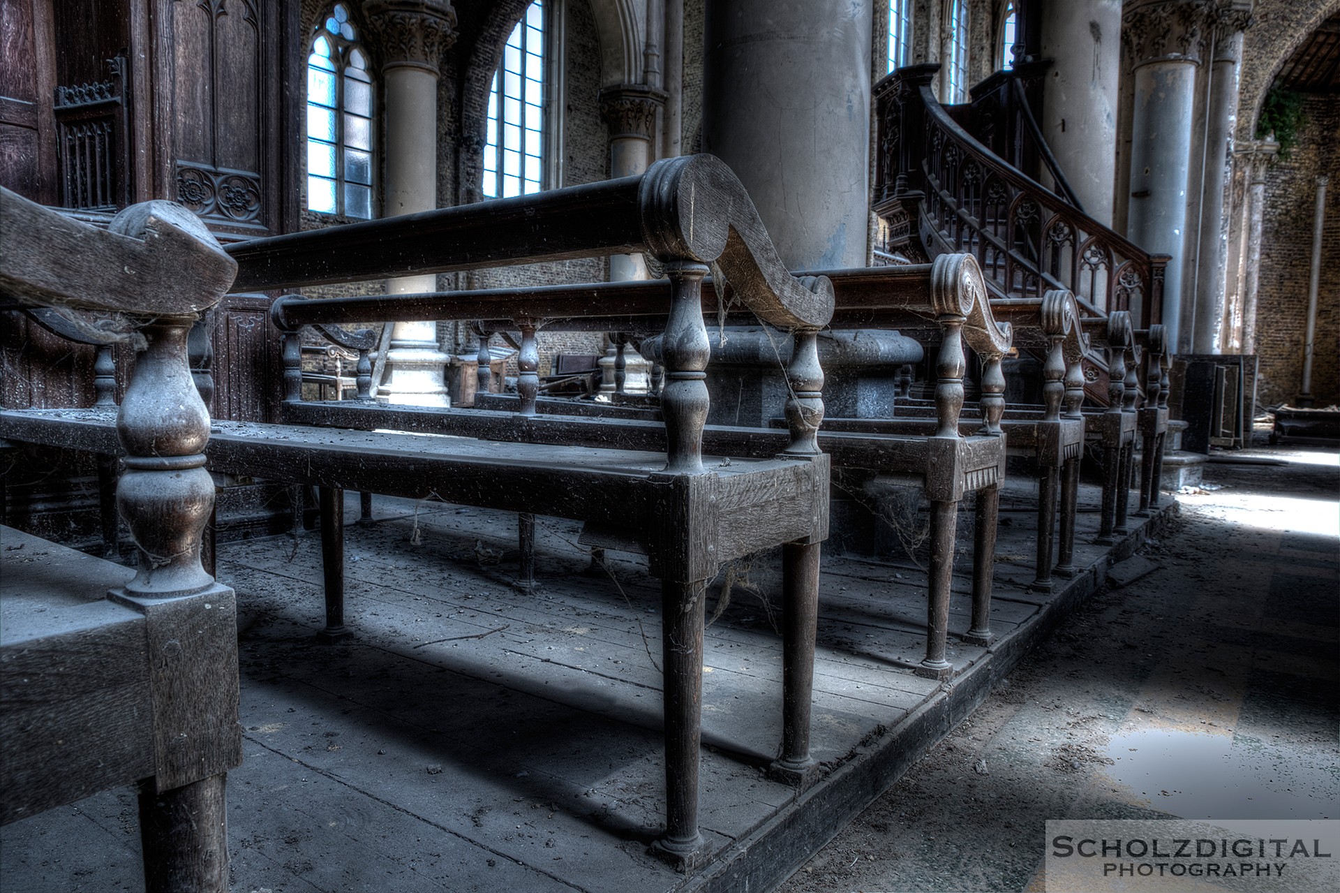 Sitzbänke in einer verlassenen Kirche