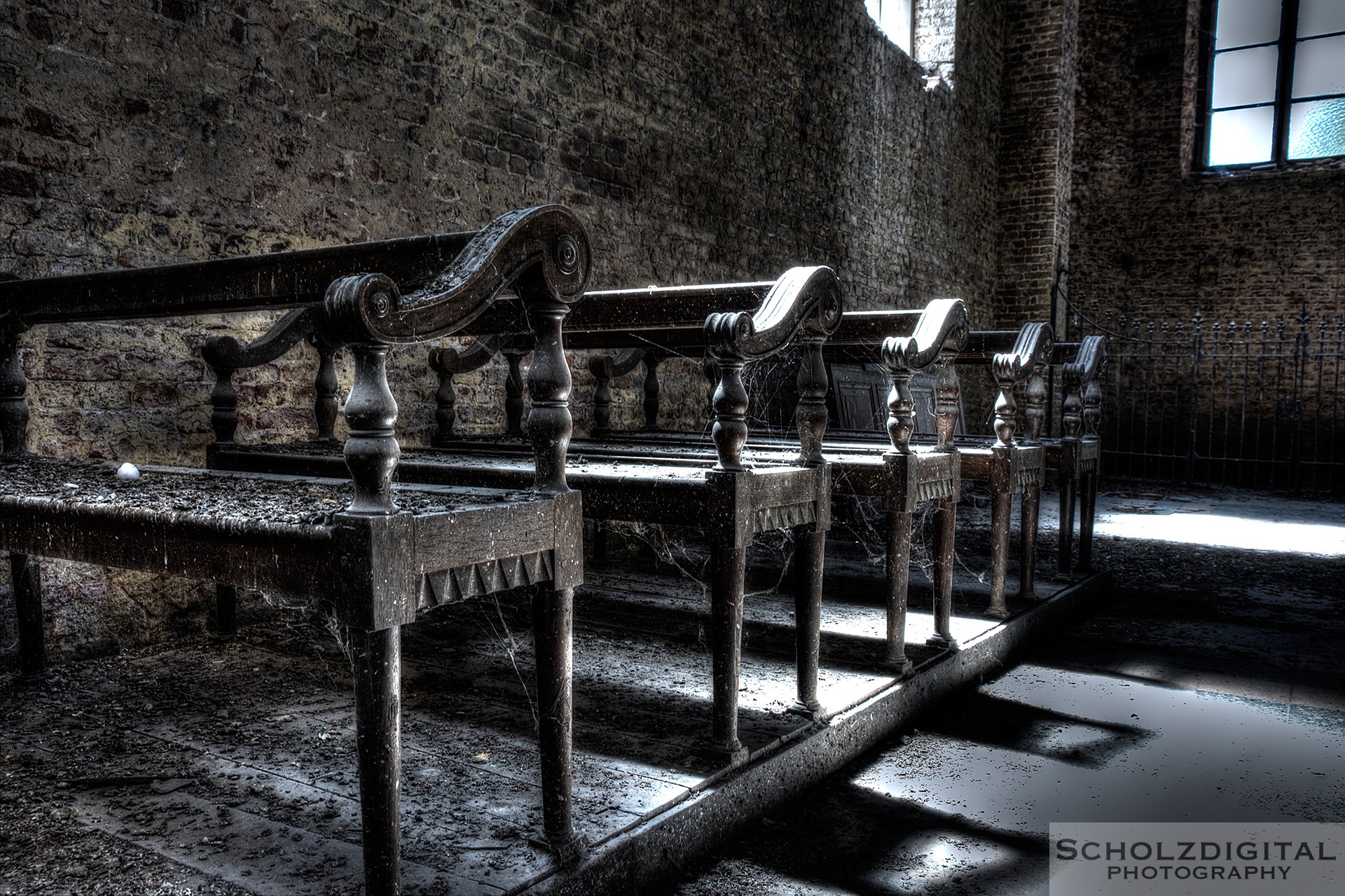 Sitzbänke in einer verlassenen Kirche