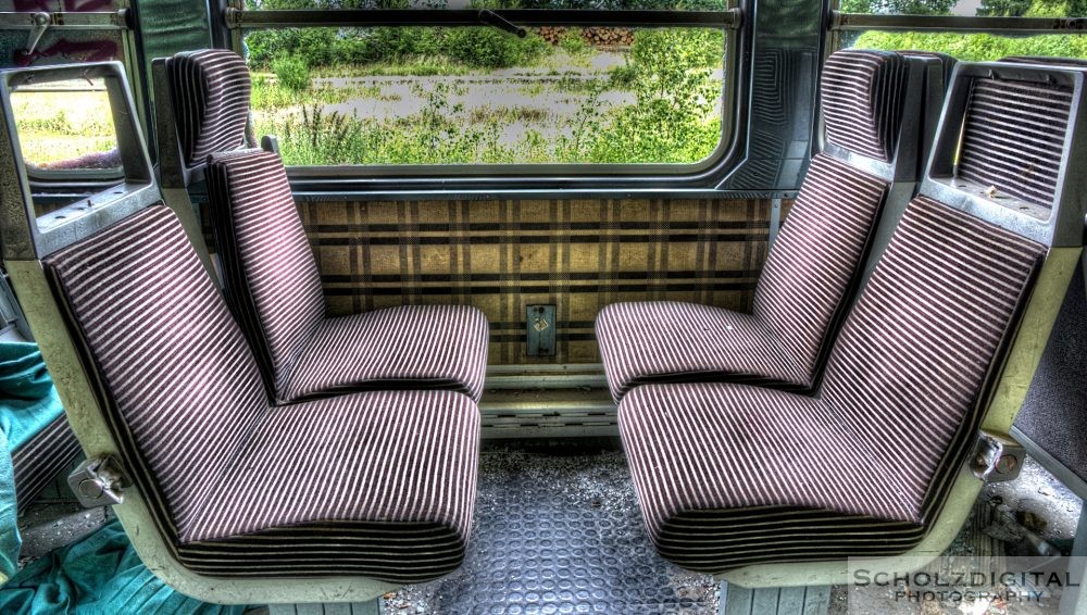 Sitzbänke innerhalb des verlassenen Zuges