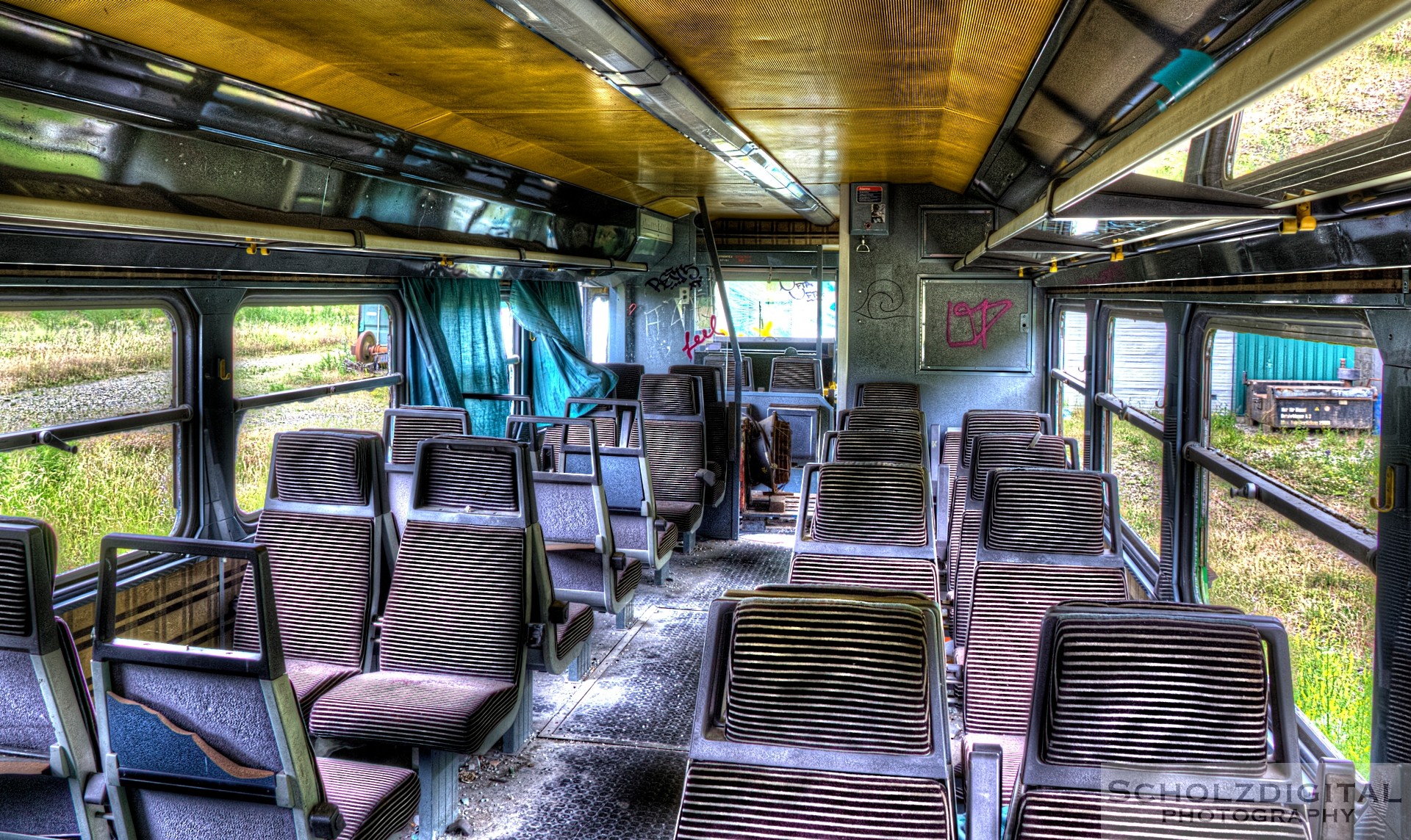 Sitzbänke innerhalb des verlassenen Zuges