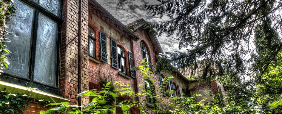 Verlassenes Gebäude im Wald