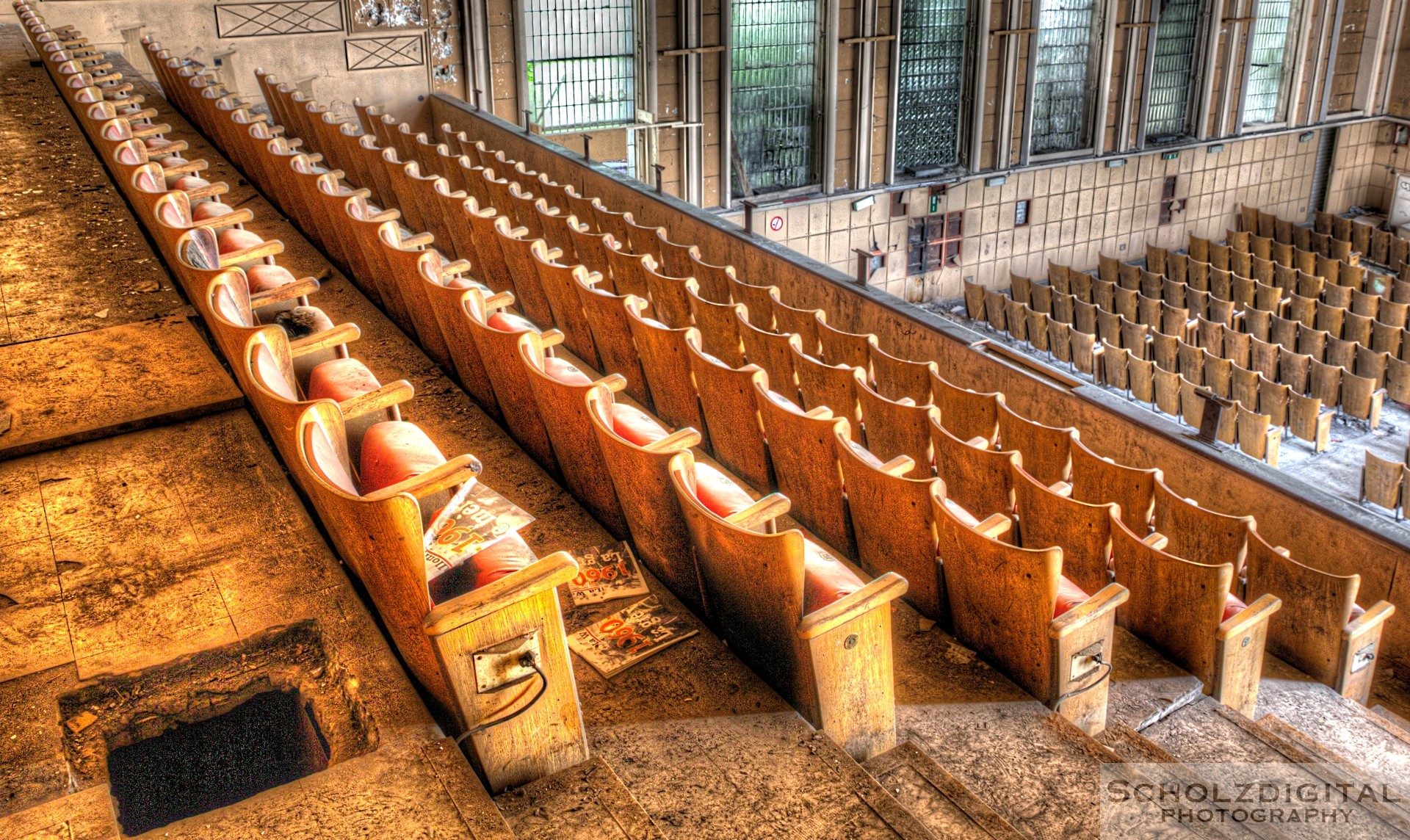 Stuhlreihen in einem verlassenen Theater in Belgien