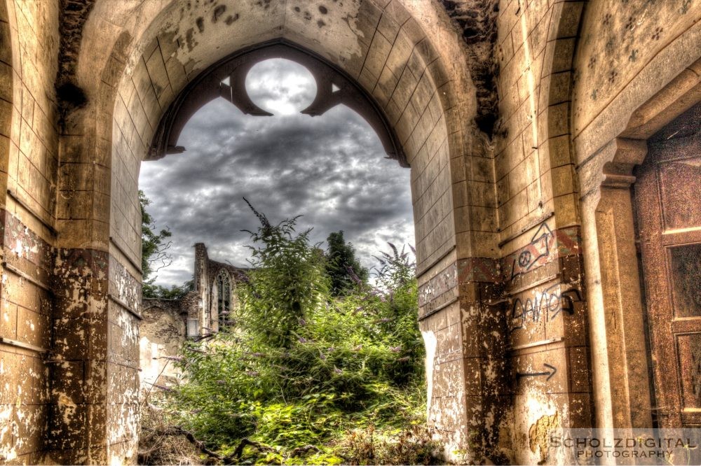 Kirchenruine in Belgien