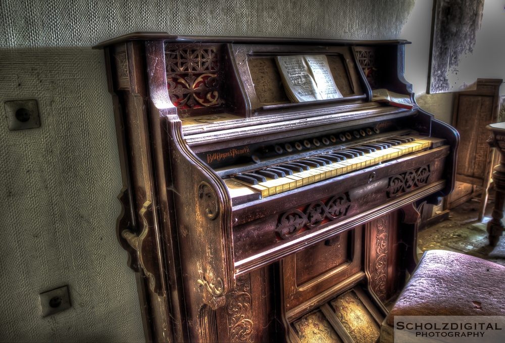 Piano - urban exploration