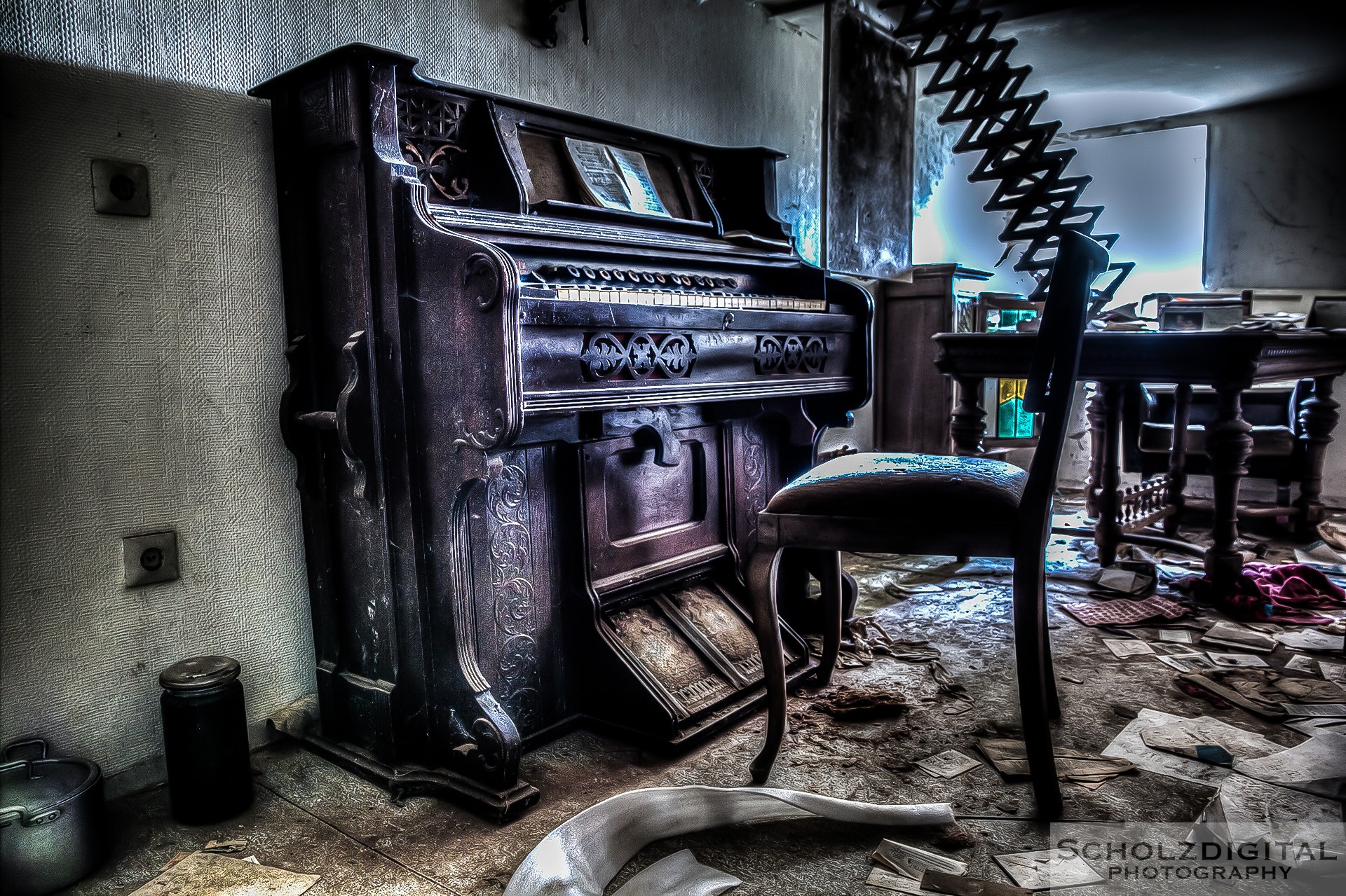 Piano - urban exploration