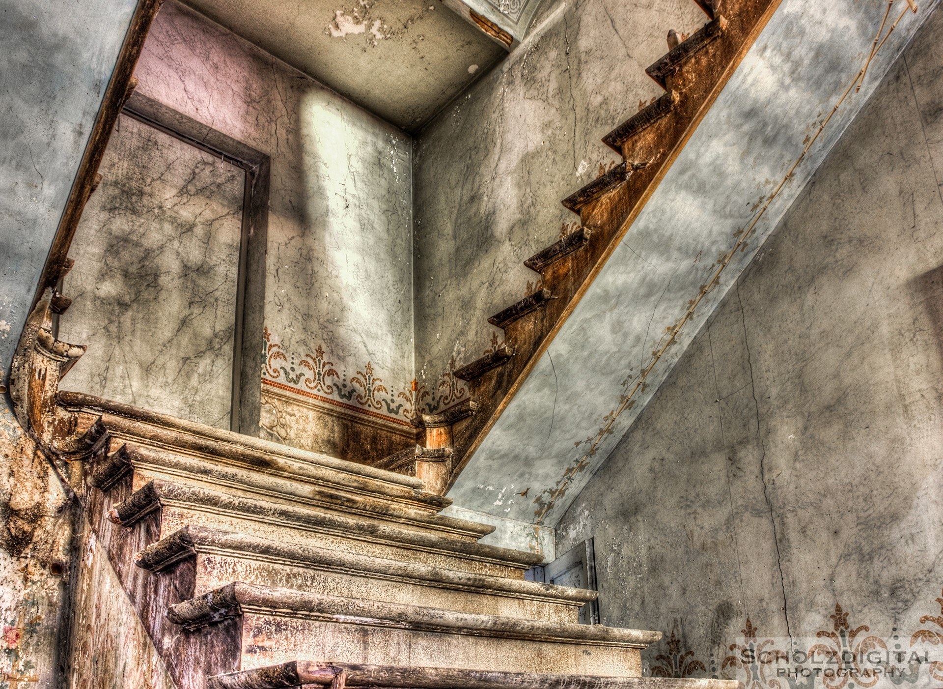 Treppenhaus in einem verlassenen Chateau