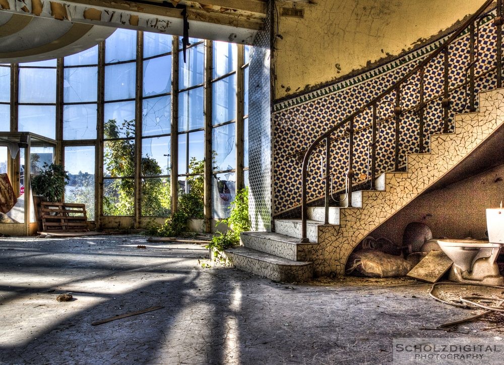 Lost Place - Eingangsbereich eines verlassenen Schwimmbads