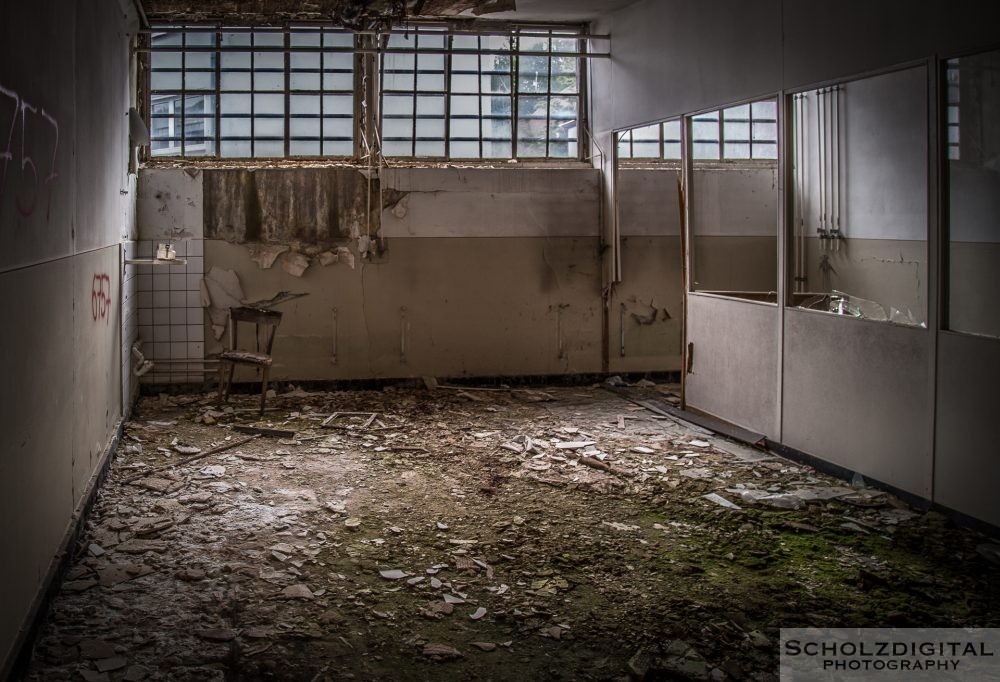Verfall, wohin man sieht. Die alte Zwiebackfabrik steht seit Jahren leer und verfällt.