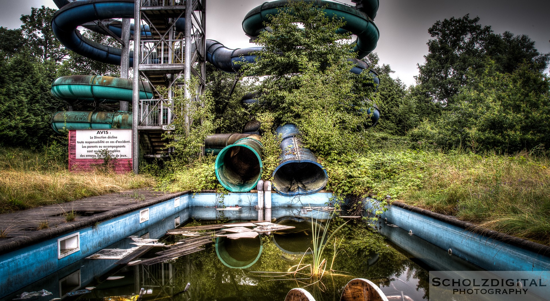 Nebenan ist noch eine Kaltbahn in Betrieb, Schade dass die Wasserrutsche sich selbst überlassen wurde.