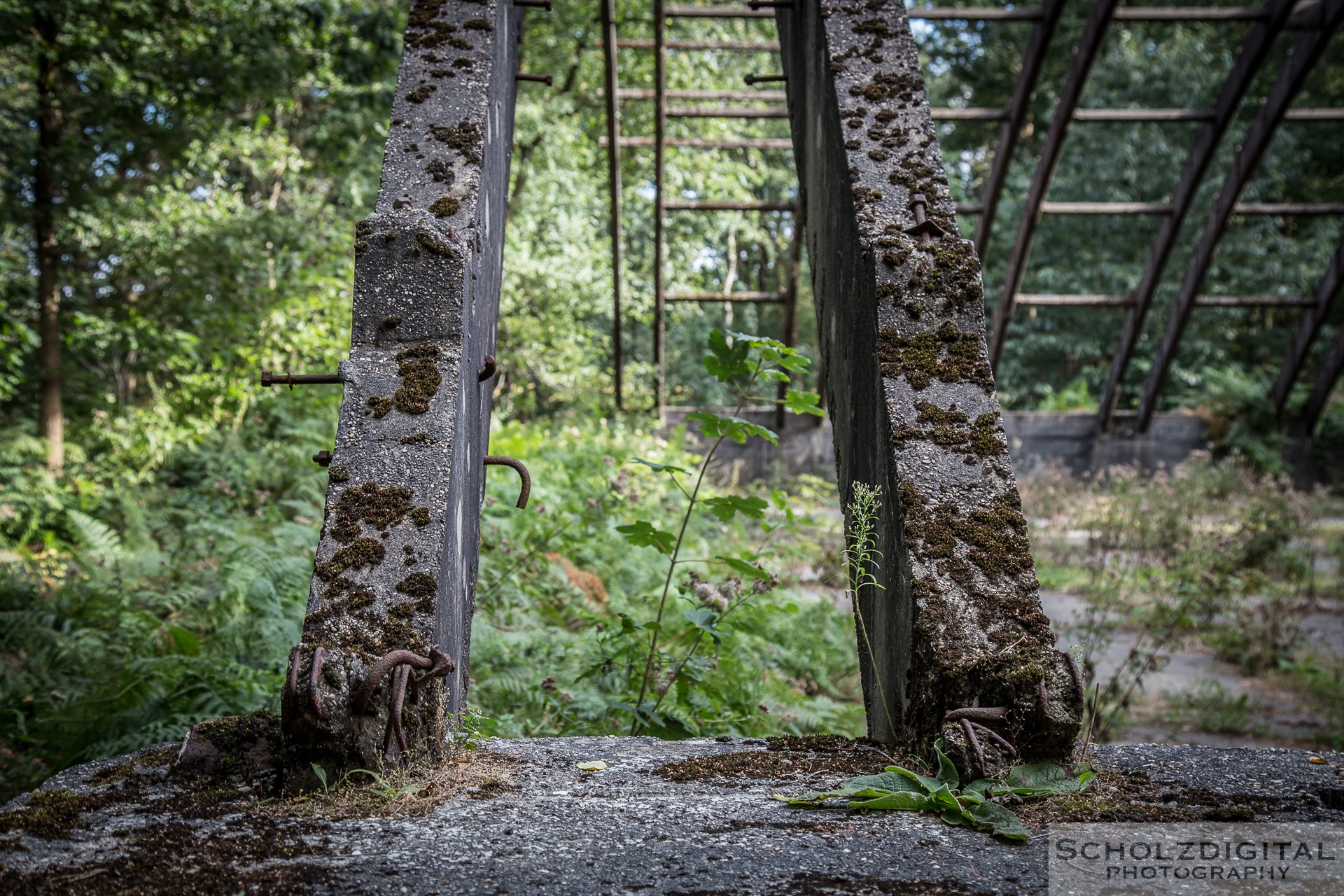 Fliegerhorst mit Rundbogenhalle