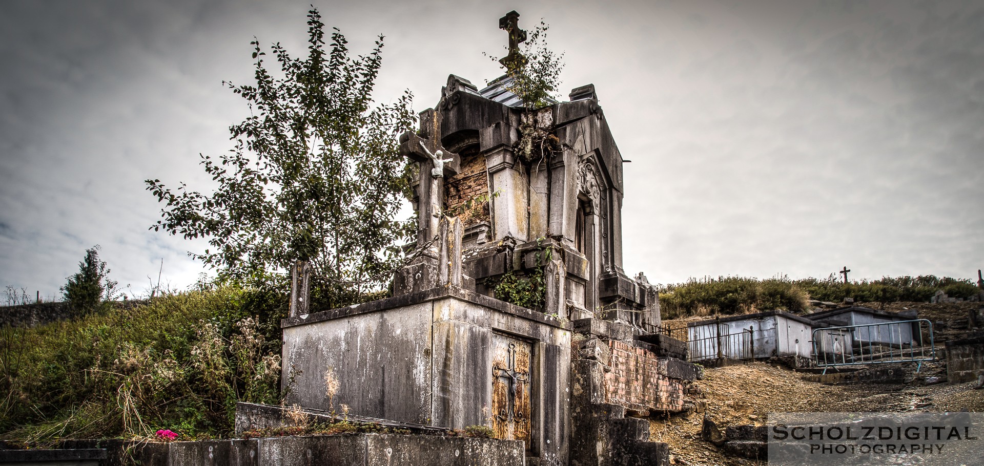 verlassener Friedhof