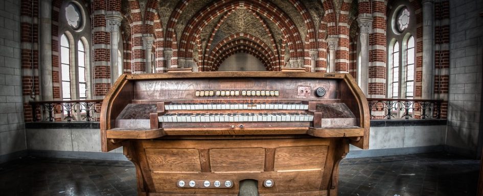 Entwidmete Kirchen wie die Klosterkirche Monastere Mont G sind vielerorts zu finden. Der vor knapp hundert Jahren errichtete Gebäudekomplex