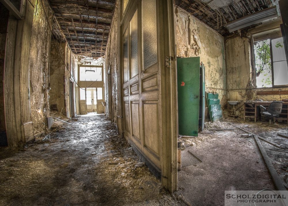 Urbex - Lost Place -HDR -Mold Bureau