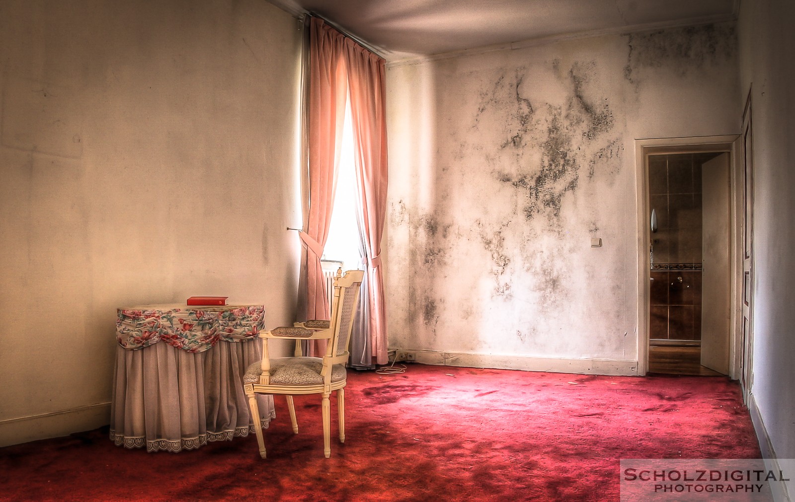 Chateau Cinderella Lost Place Abandoned Belgium Belgien verlassenes Schloss Urbex