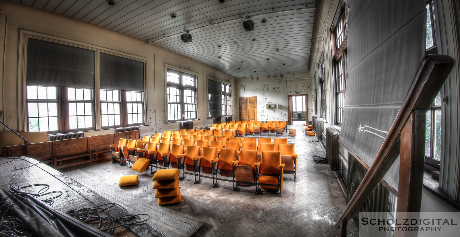 OWL School ein Lost Place in Belgien - verlassene Schule of decay