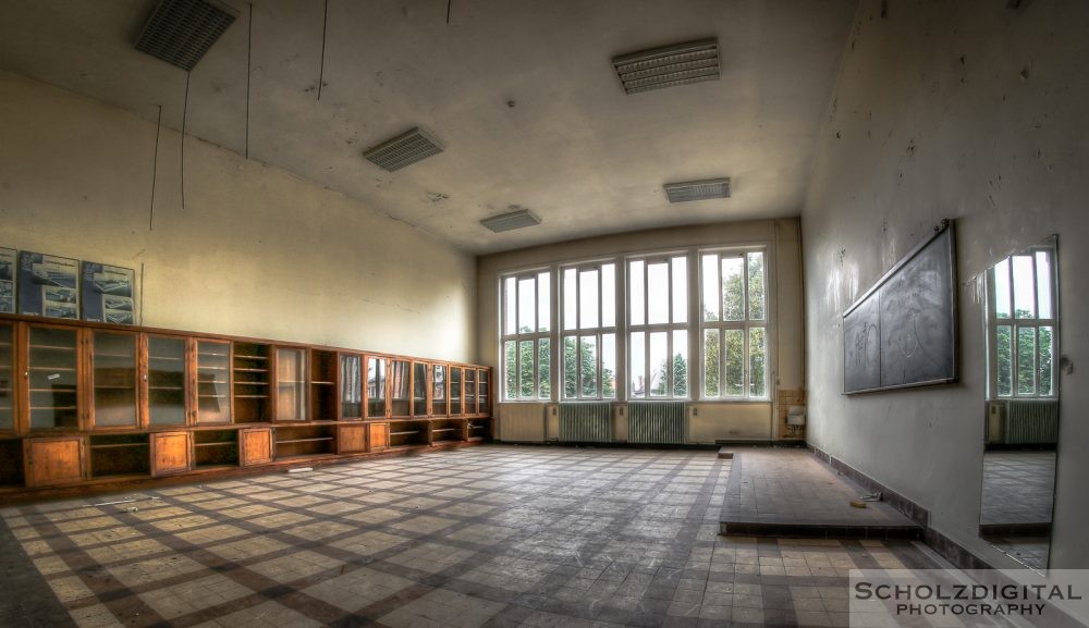 OWL School ein Lost Place in Belgien - verlassene Schule of decay