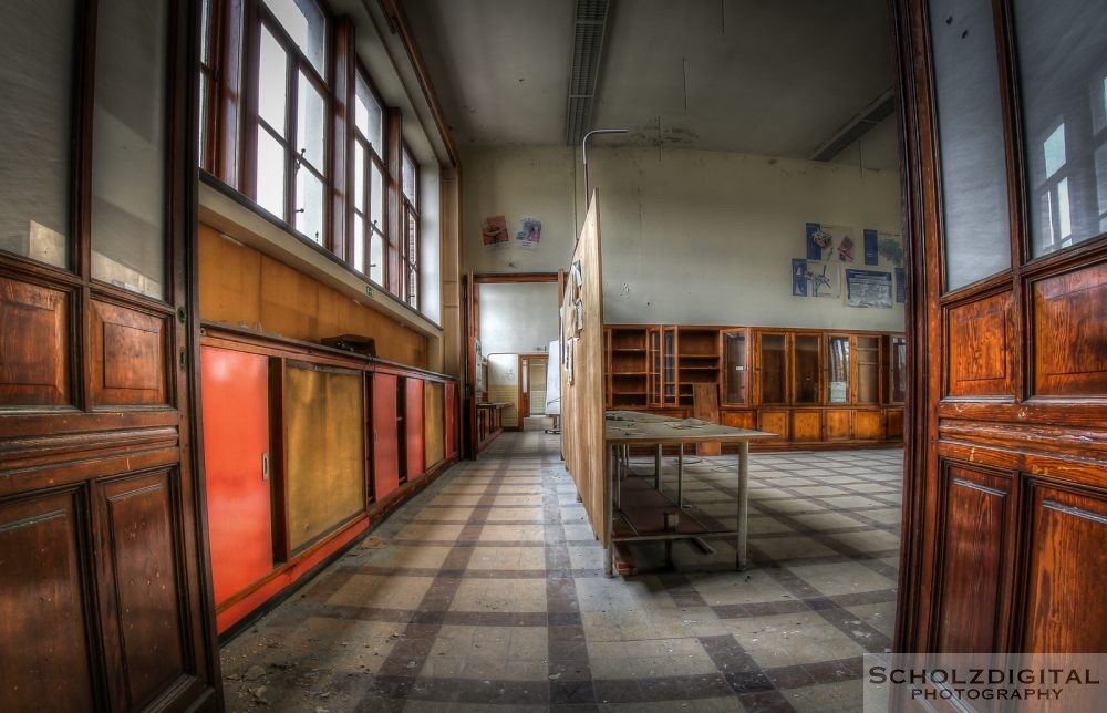 OWL School ein Lost Place in Belgien - verlassene Schule of decay