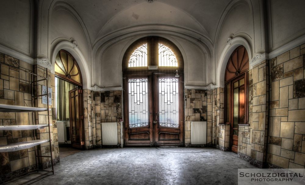 OWL School ein Lost Place in Belgien - verlassene Schule of decay