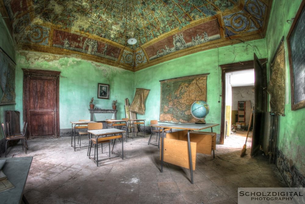 Lezione die Geografia - verlassene Schule int Italien ein Lost Place - urbex