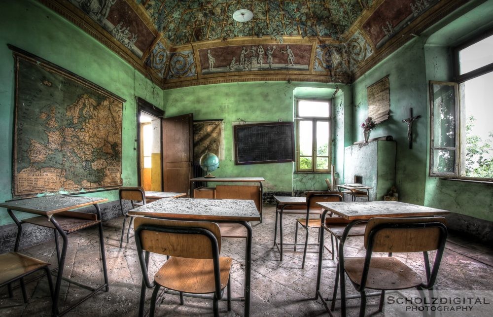 Lezione die Geografia - verlassene Schule int Italien ein Lost Place - urbex