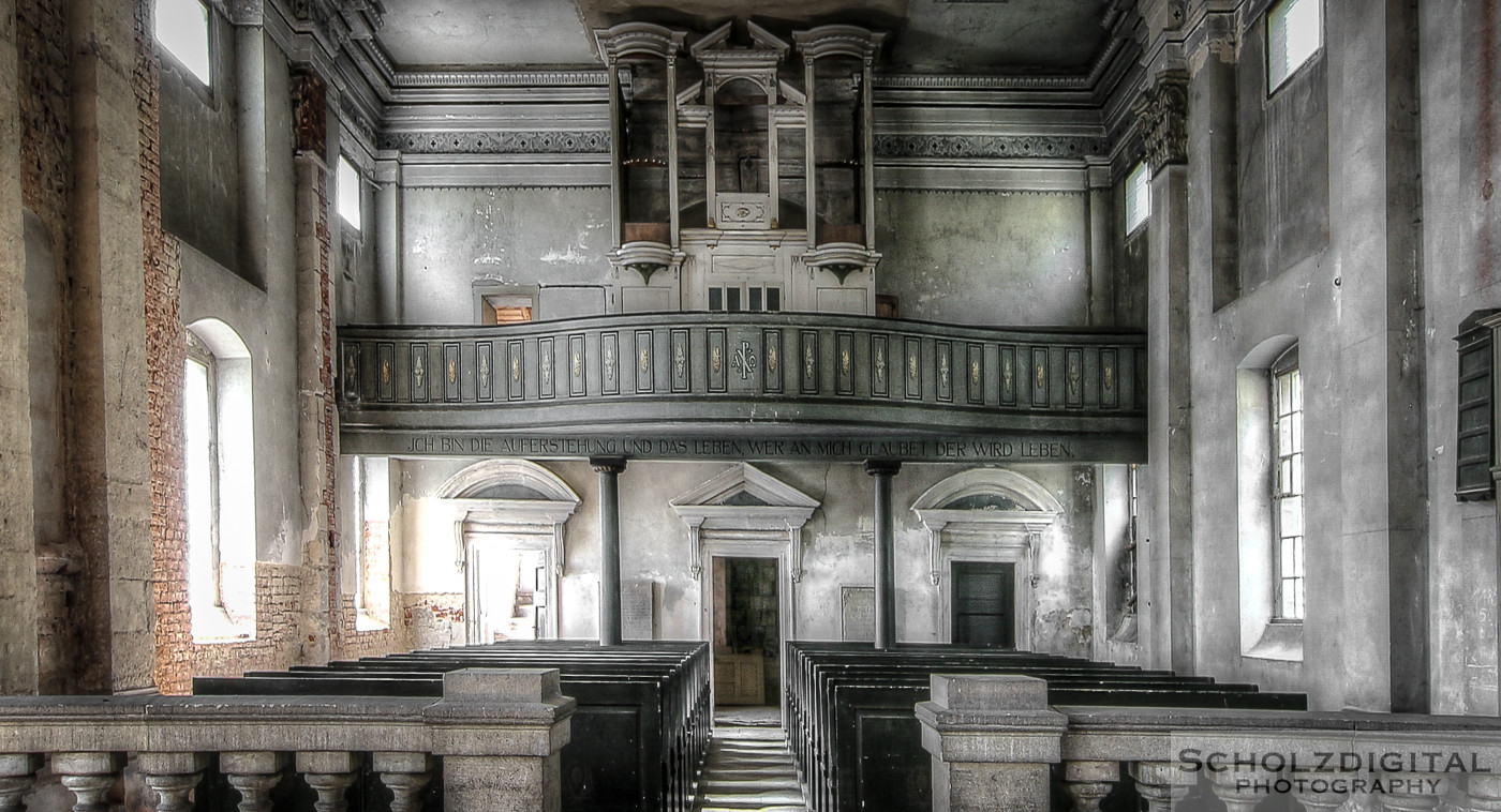 Abandoned, Abandoned Church, beelden, Decay, forgotten, Lost Place, Urban exploration, Urbex, urbexlocatie, verlassen, verlassene Kirche, Verlassene Orte