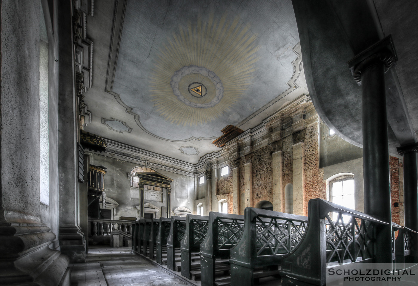 Abandoned, Abandoned Church, beelden, Decay, forgotten, Lost Place, Urban exploration, Urbex, urbexlocatie, verlassen, verlassene Kirche, Verlassene Orte