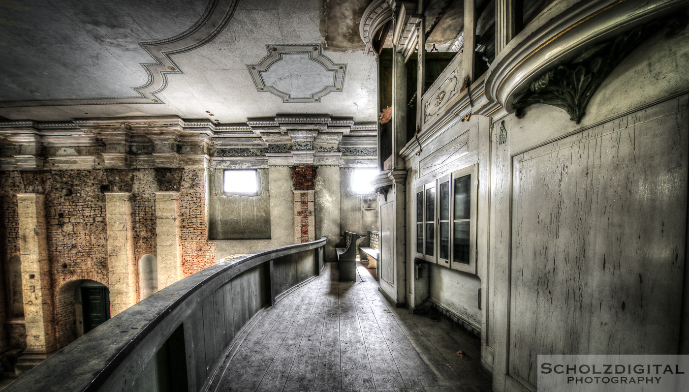 Abandoned, Abandoned Church, beelden, Decay, forgotten, Lost Place, Urban exploration, Urbex, urbexlocatie, verlassen, verlassene Kirche, Verlassene Orte