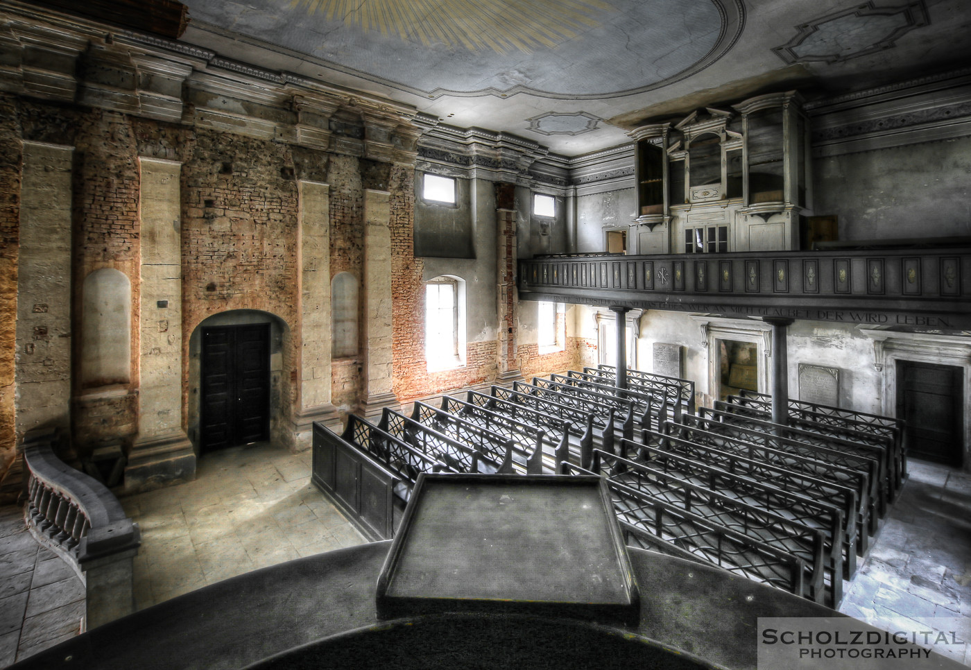 Abandoned, Abandoned Church, beelden, Decay, forgotten, Lost Place, Urban exploration, Urbex, urbexlocatie, verlassen, verlassene Kirche, Verlassene Orte