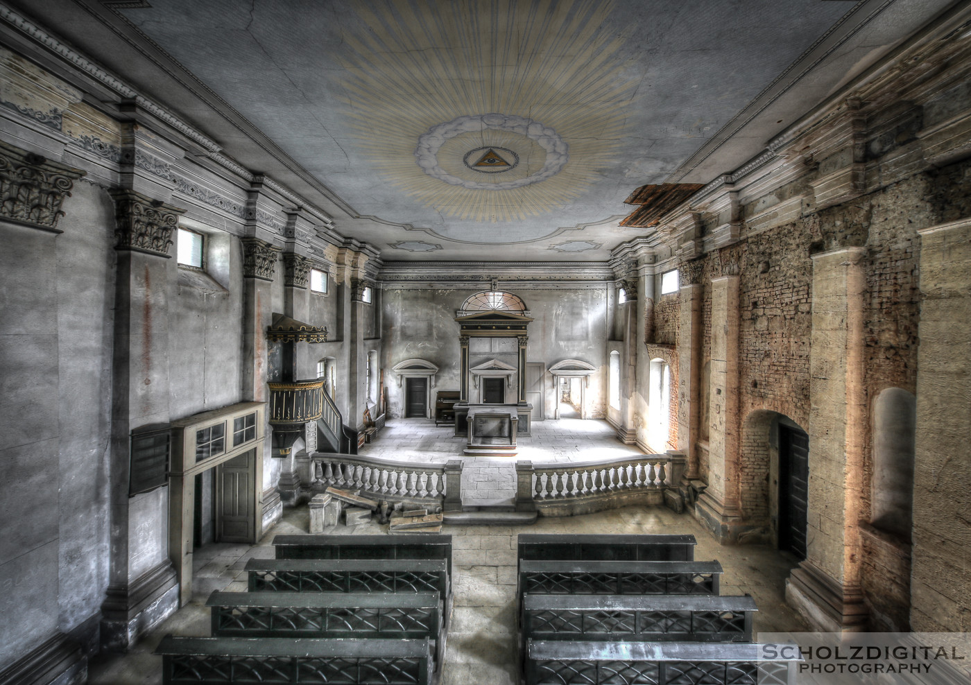 Abandoned, Abandoned Church, beelden, Decay, forgotten, Lost Place, Urban exploration, Urbex, urbexlocatie, verlassen, verlassene Kirche, Verlassene Orte