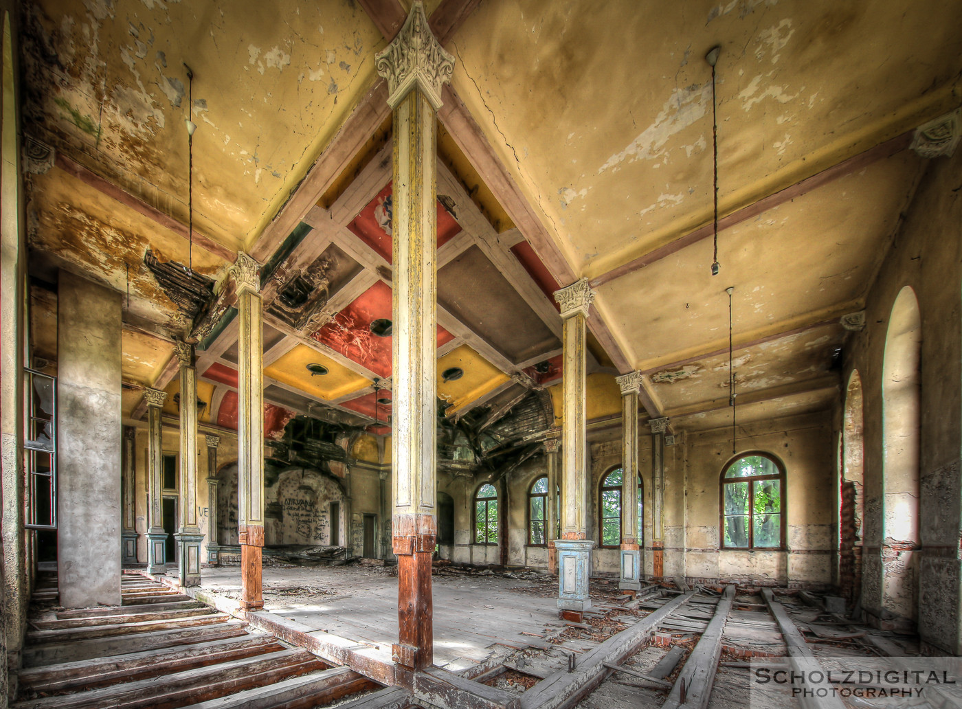 abandoned, Ballroom, Ballsaal Lego, Balzaal, beelden, decay, forgotten, Kulturhaus, Lost Place, Sachsen, urban exploration, urbex, urbexlocatie, verlassen, Verlassene Orte, Verlassene Orte in Deutschland