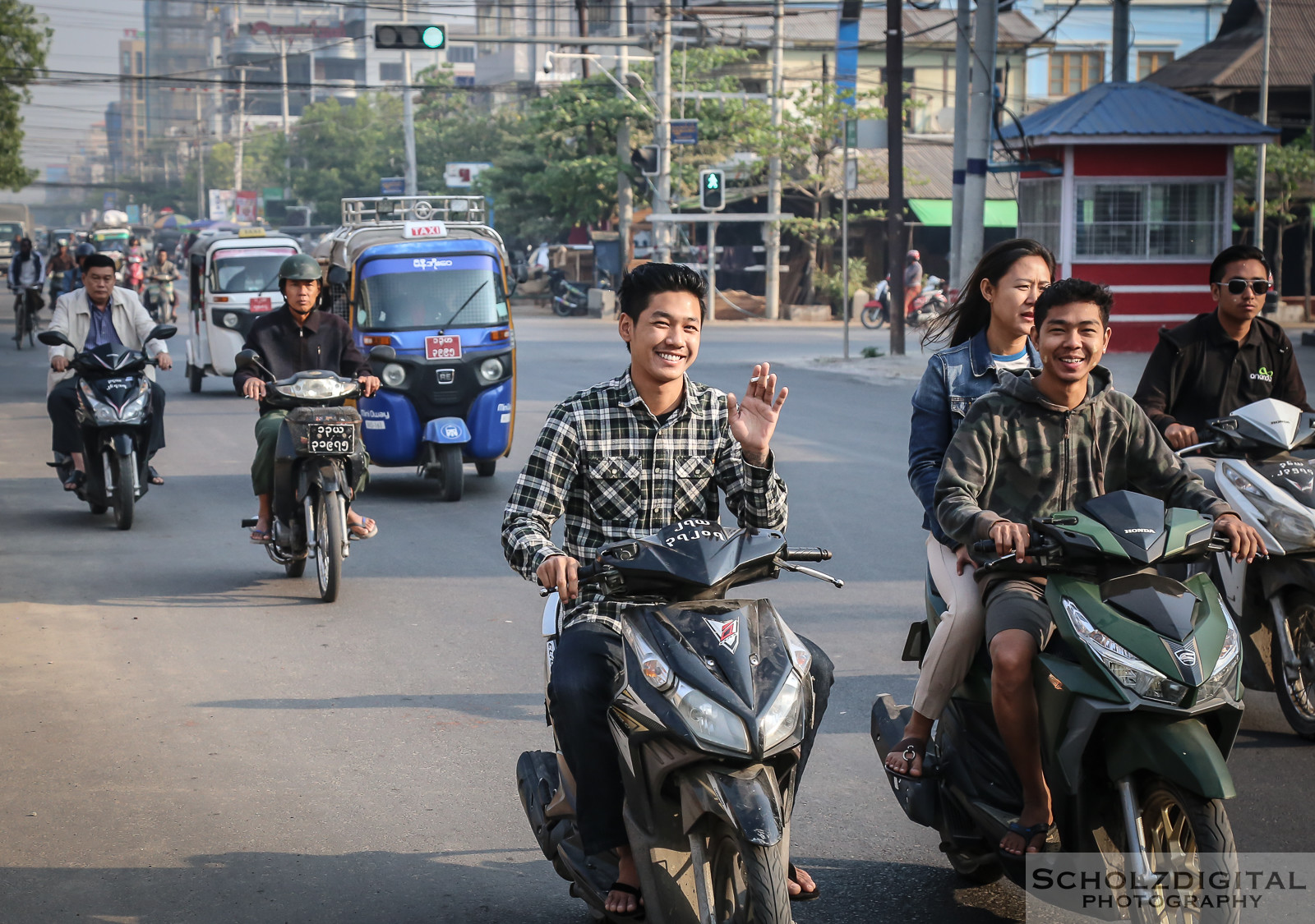 Exploring, Travelling, Myanmar, Mandalay, Birma, Burma, Traffic, Streetphotography, Travelling, Wanderlust, Southeastasia, asia, travel, globetrotter, travelphotography,