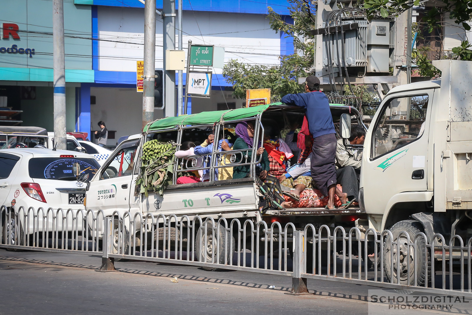 Exploring, Travelling, Myanmar, Mandalay, Birma, Burma, Traffic, Streetphotography, Travelling, Wanderlust, Southeastasia, asia, travel, globetrotter, travelphotography,